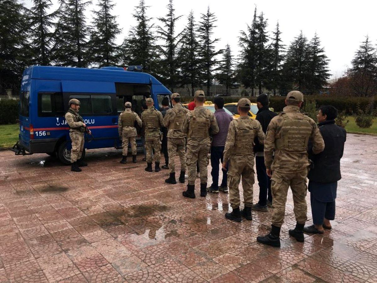 Elazığ\'da 8 göçmenle birlikte 2 şüpheli yakalandı