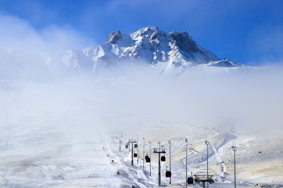 Erciyes Kayak Merkezi\'nde kar kalınlığı 20 santimetreye ulaştı