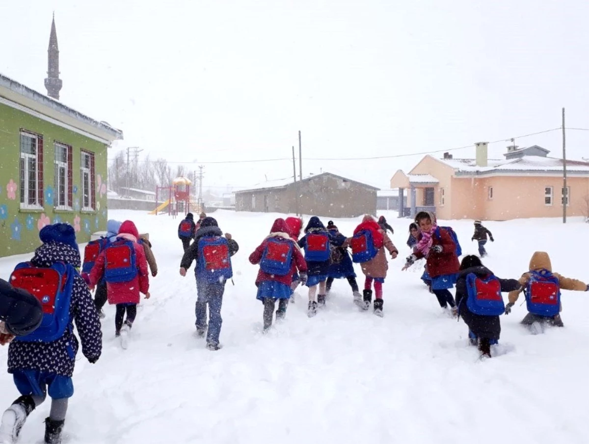 Erzincan Refahiye\'de taşımalı eğitime kar tatili