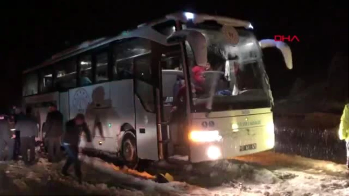 Erzincan sporcuları taşıyan otobüs yolda kaldı