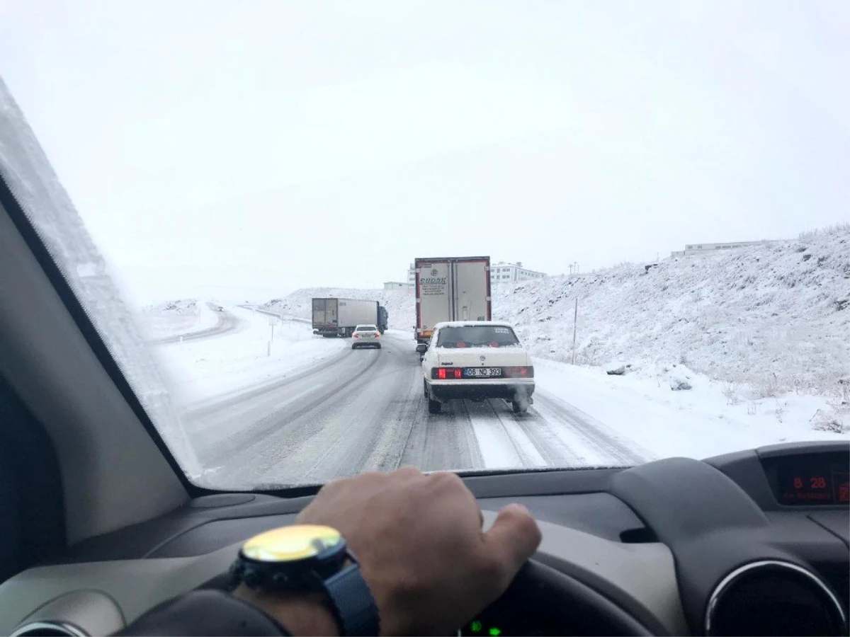 Erzurum\'da buzda kayan tır yolu ulaşıma kapattı