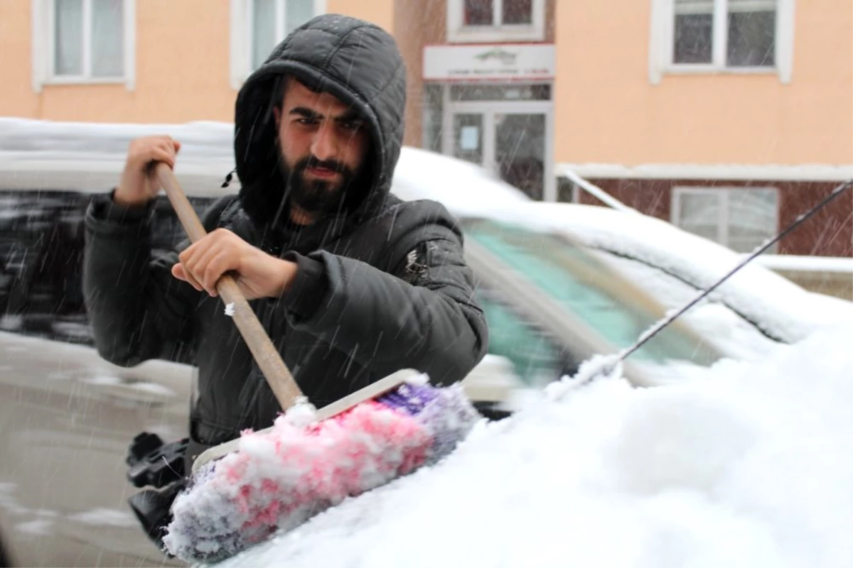 Erzurum\'da kar hayatı felç etti