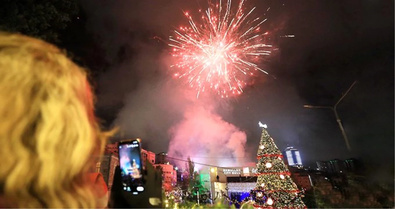 Filistin\'in Ramallah kentinde dev Noel ağacı kuruldu