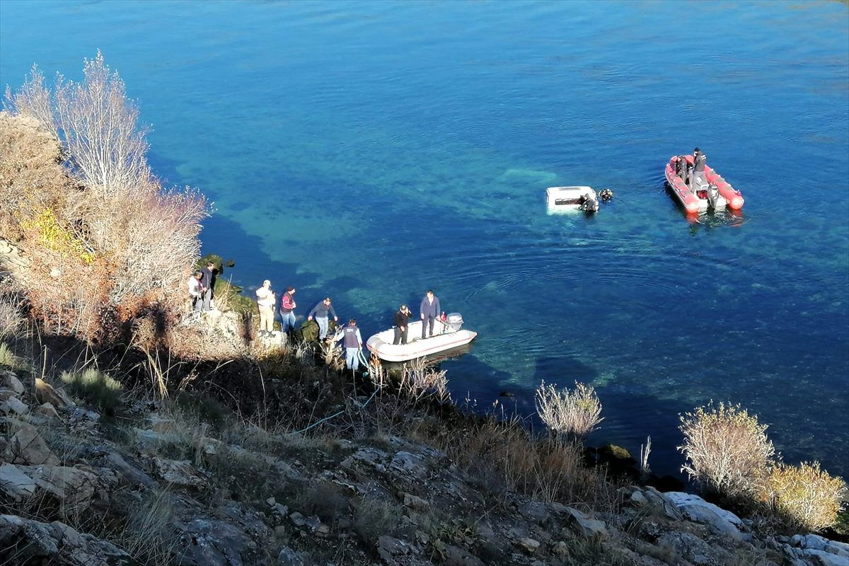 Fırat Nehri\'ne devrilen kamyonetin sürücüsü için arama çalışması başlatıldı