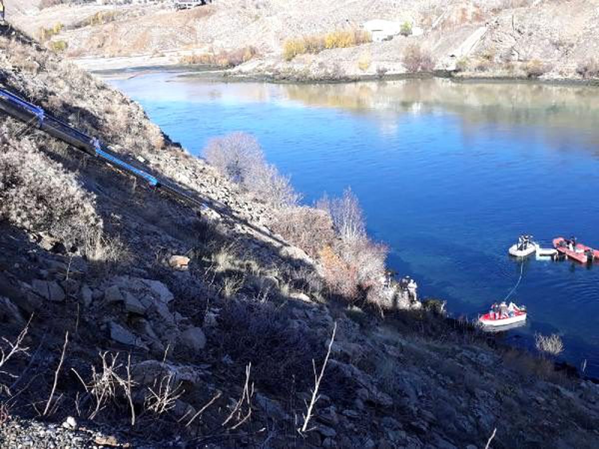 Fırat Nehri\'ne kamyonet devrildi, sürücüsü aranıyor