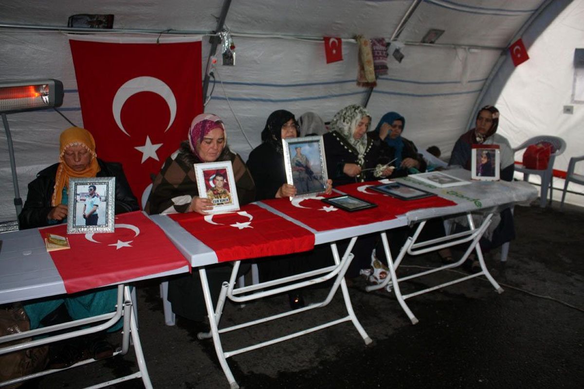 HDP önündeki ailelerin evlat nöbeti 90\'ıncı gününde devam ediyor