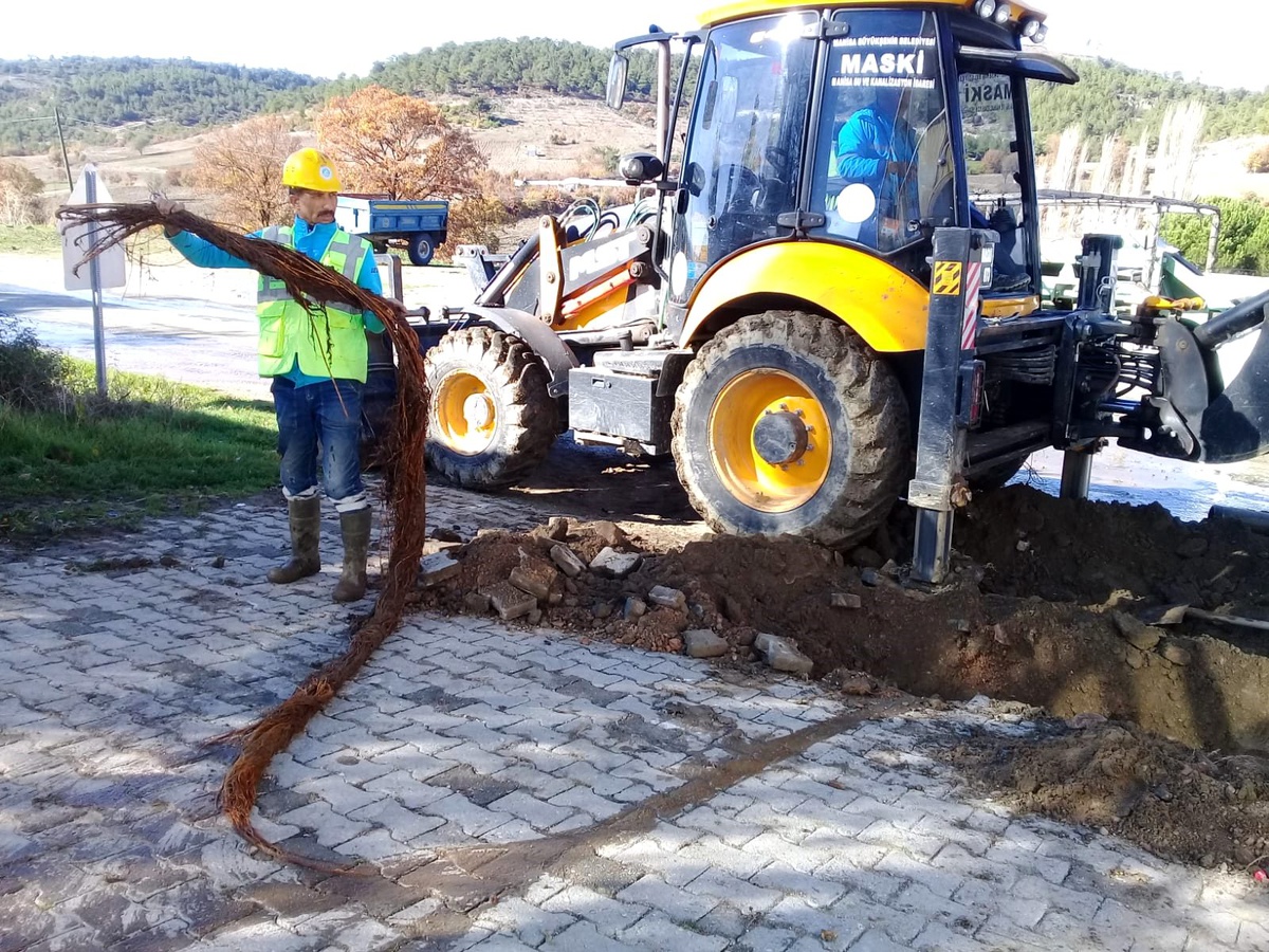 İçme Suyu hattından 6 metrelik ağaç kökü çıktı