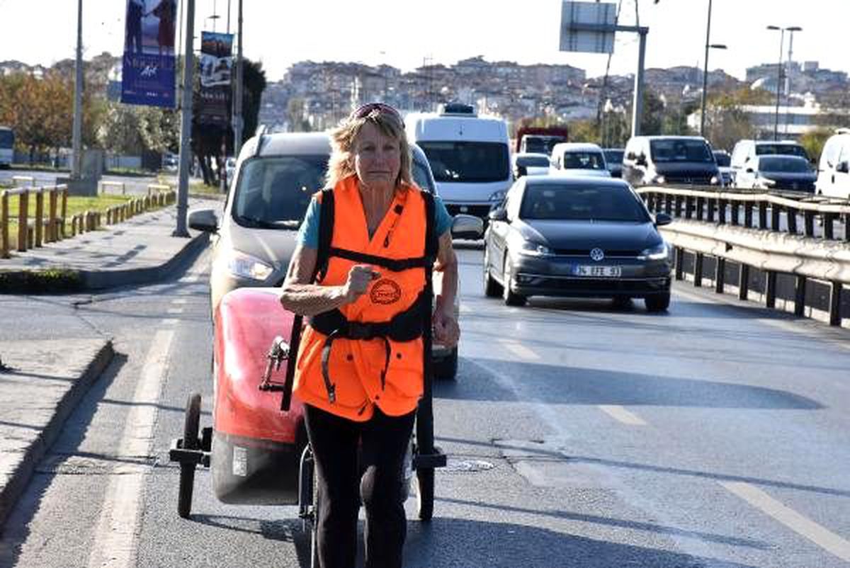 İngiltere\'den Nepal\'e yürüyen 73 yaşındaki gezgin İstanbul\'da yolculuğuna devam ediyor