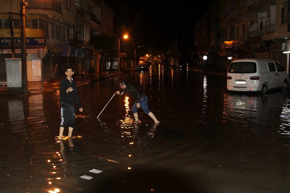 İskenderun\'da sağanak yağmur hayatı felç etti