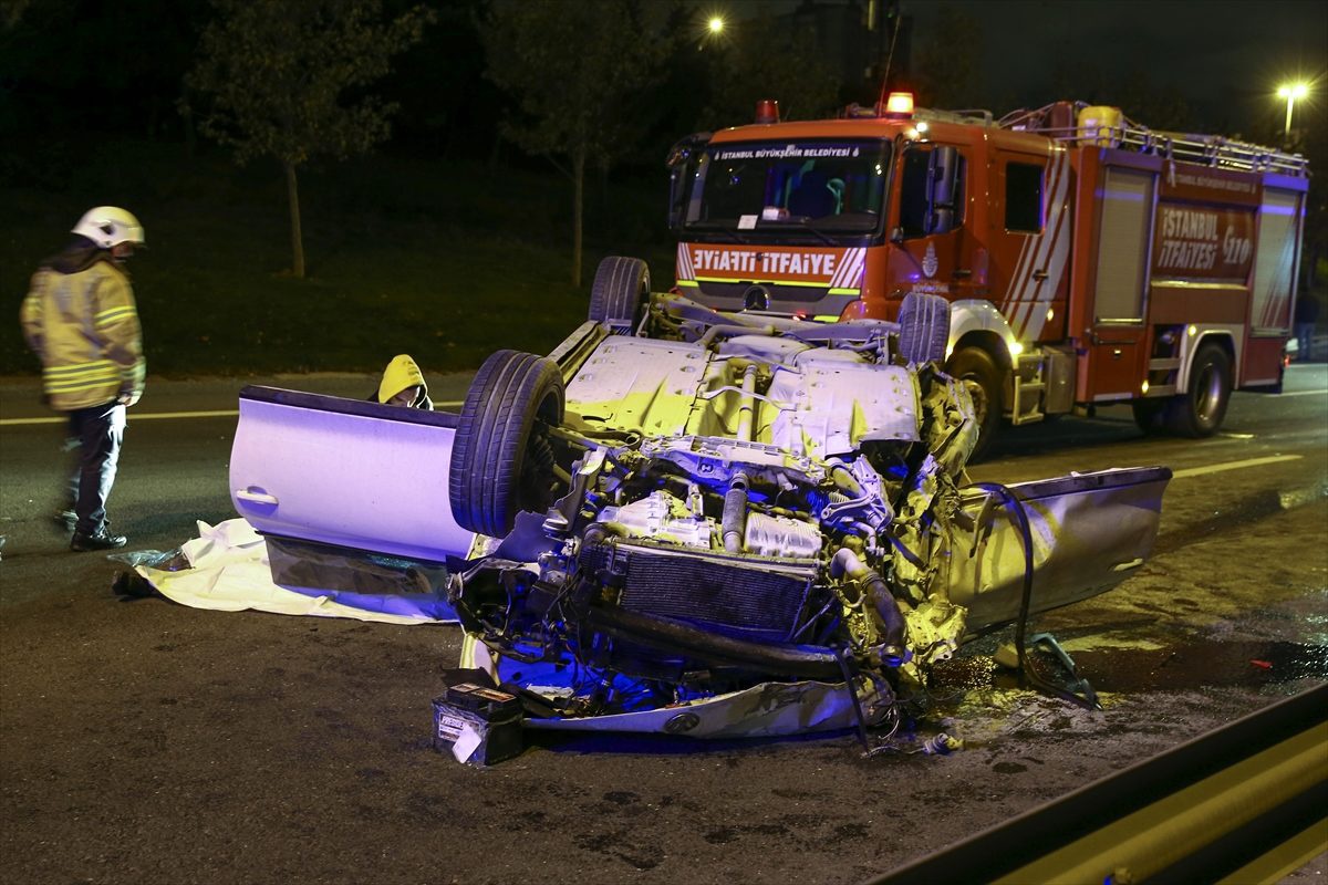 İstanbul\'da otomobil kamyona çarptı: 2 ölü, 1 yaralı