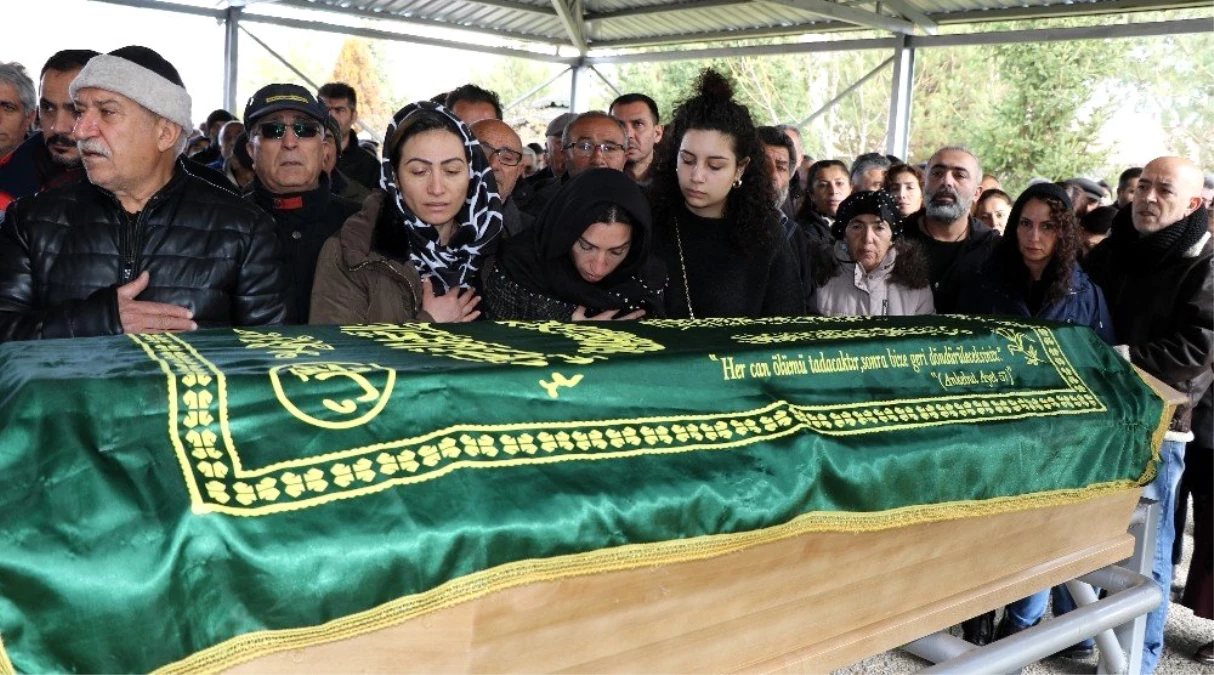 İsviçre\'de trafik kazasında hayatını kaybeden 3 kişi Erzincan\'da son yolculuklarına uğurlandı