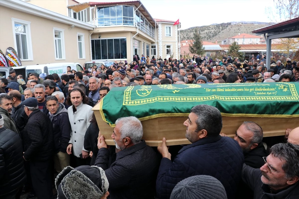 İsviçre\'deki trafik kazasında ölen 3 kişinin cenazesi Tunceli\'de toprağa verildi