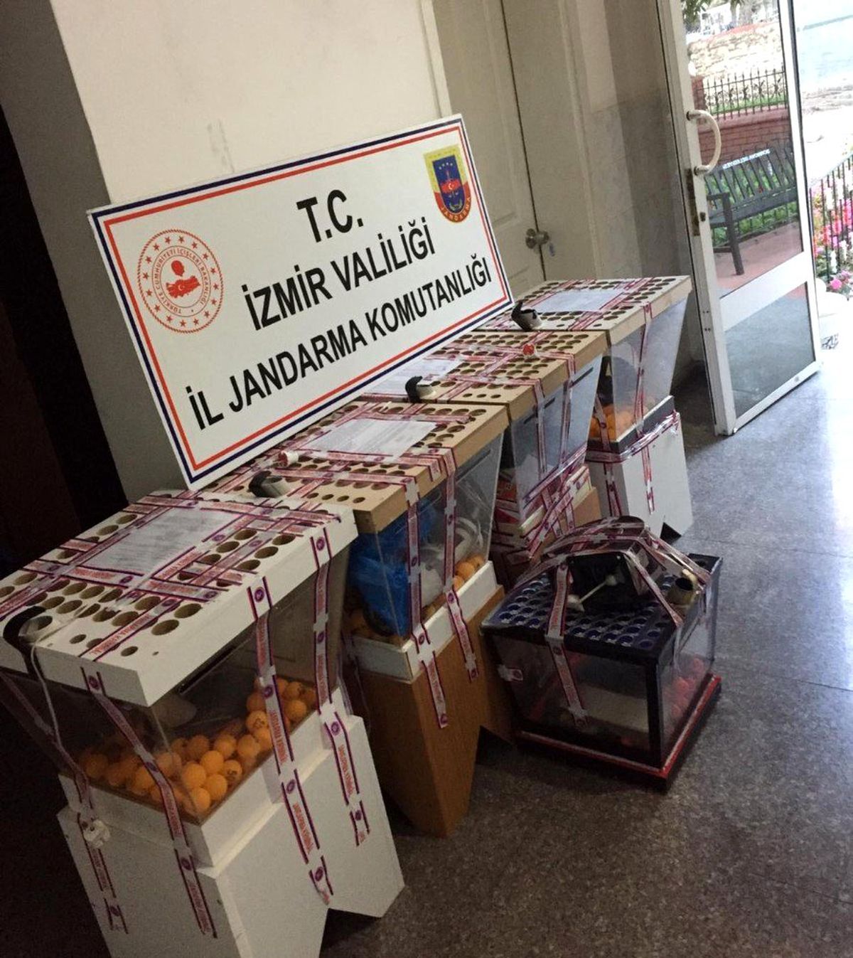 İzmir\'de çay ocaklarına kumar baskını