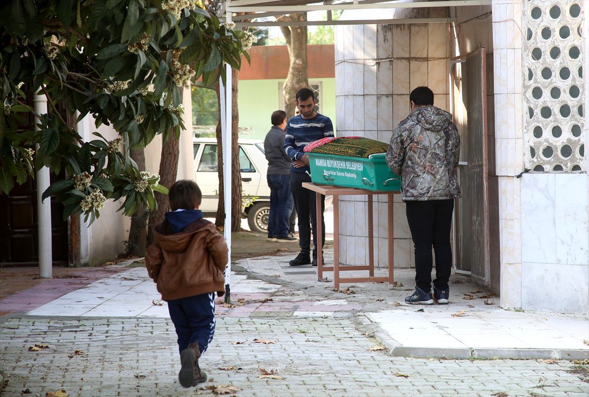 İzmir\'de eşi tarafından öldürülen kadının cenazesi Manisa\'da toprağa verildi