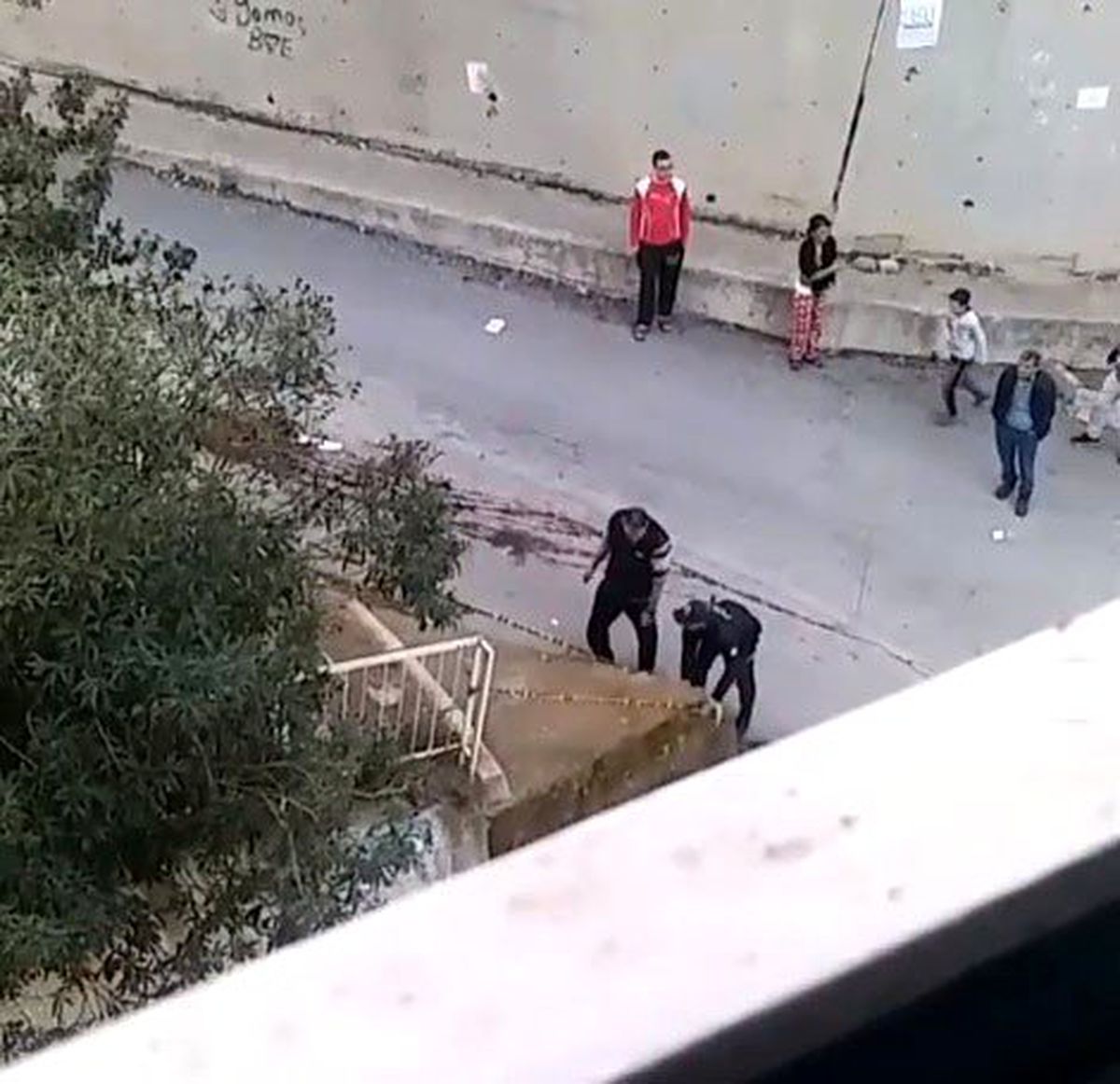 İzmir\'de koca dehşeti: Eşini, sokak ortasında öldürdü