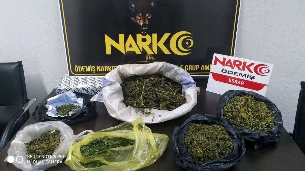 İzmir\'de zehir tacirlerine şok baskın: 3 tutuklama