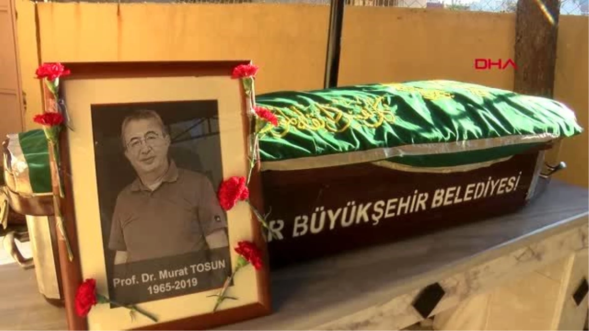 İzmir-evinde ölü bulunan akademisyen, izmir\'de toprağa verildi