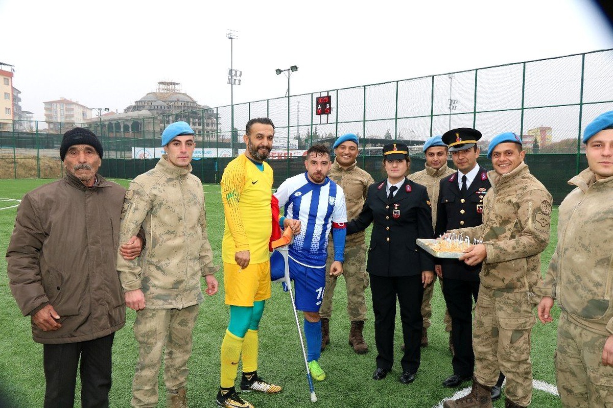 Jandarma\'dan ampute futbolculara ziyaret
