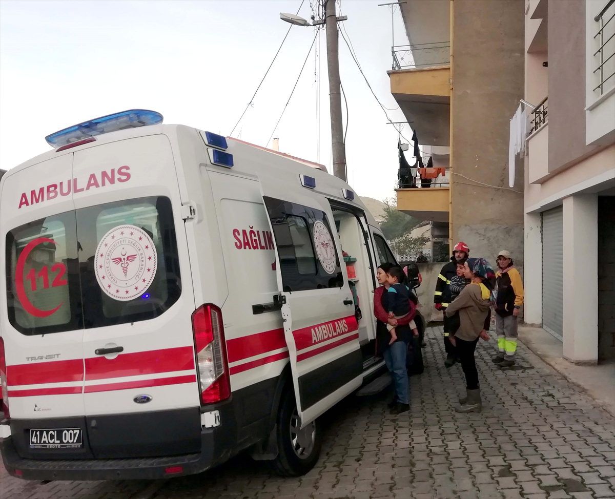 Kocaeli\'de yangında evde mahsur kalan 3 çocuk kurtarıldı