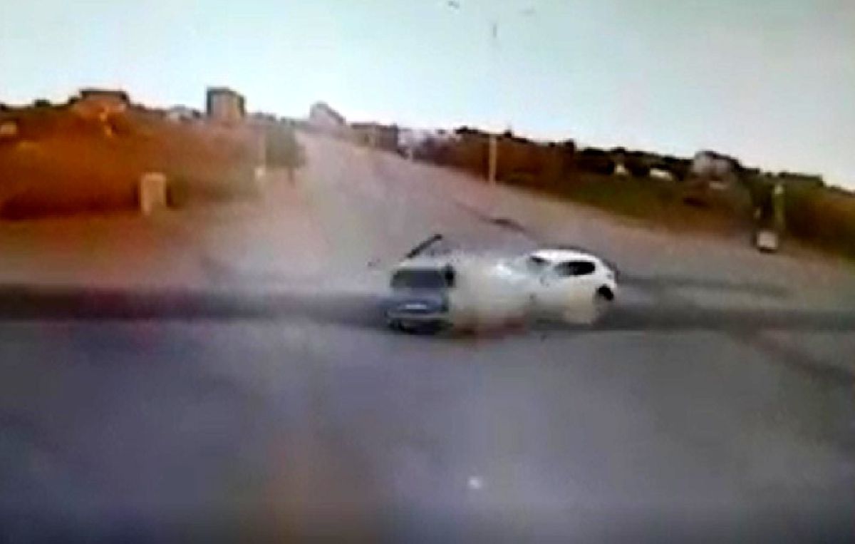Konya\'da iki otomobilin çarpışma anı kamerada