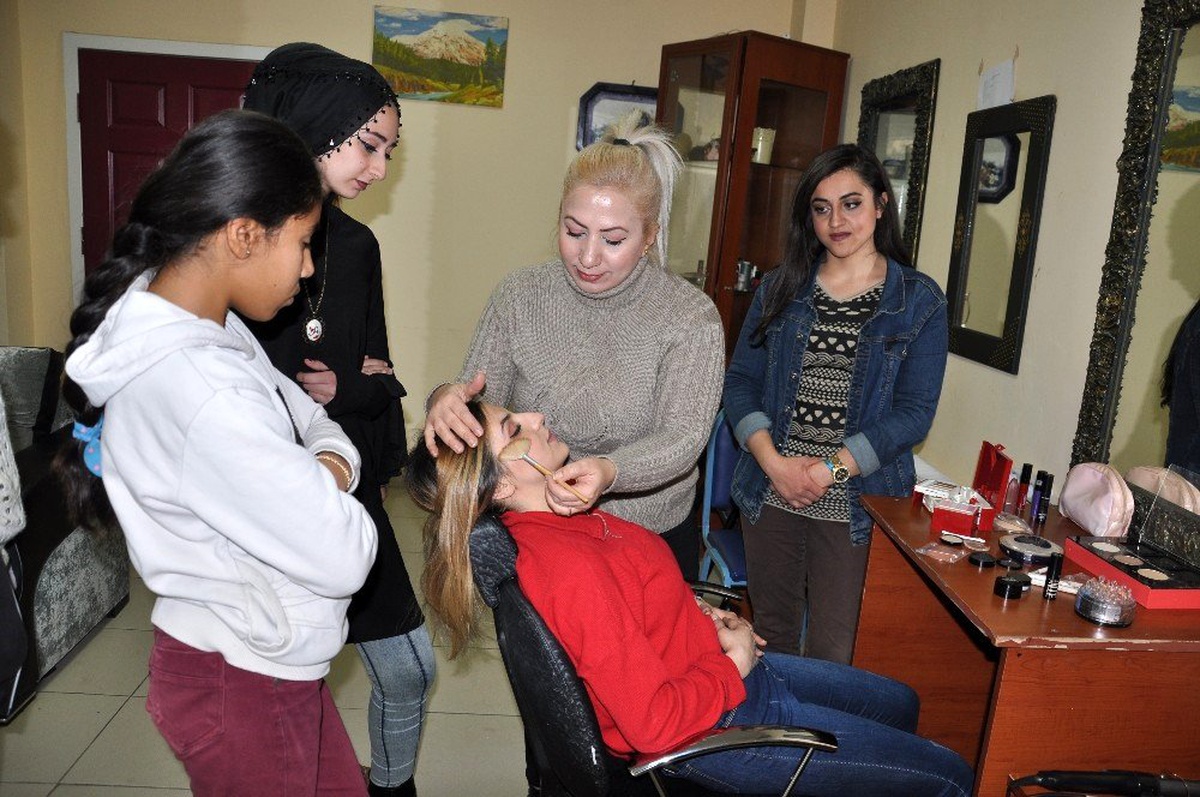 Kuaförlük tecrübesini genç kızlara aktarıyor