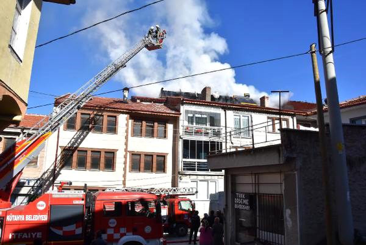 Kütahya\'da çatı yangınını itfaiye söndürdü