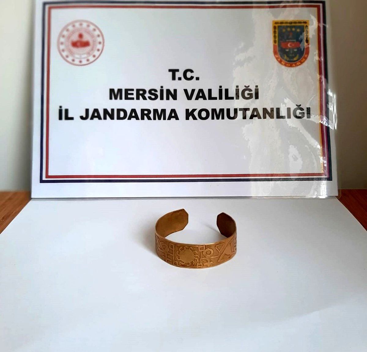 Mersin\'de antik çağa ait altın bilezik ele geçirildi