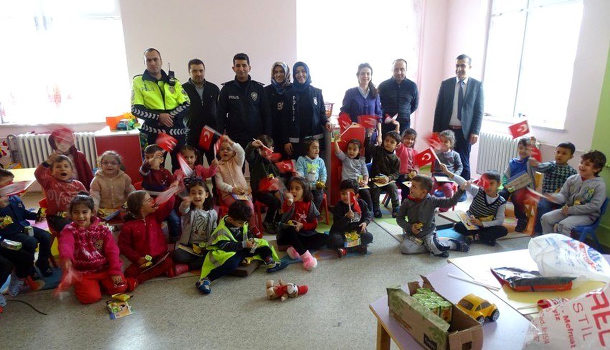 Minik öğrencilere trafik eğitimi