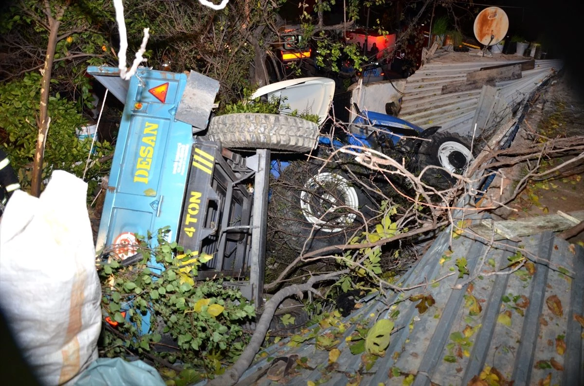 Odun yüklü traktör evin bahçesine düştü: 1 ölü