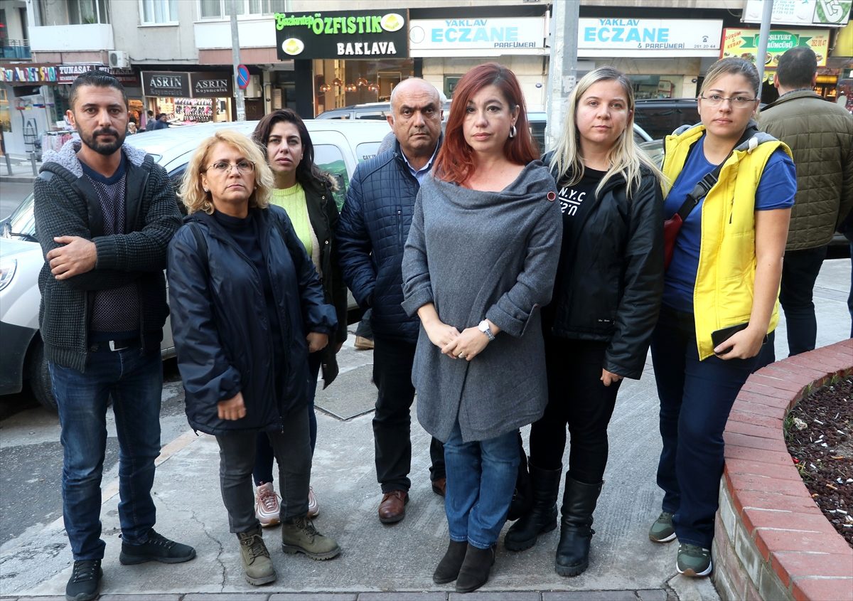 Öğrencisine kitap fırlattığı öne sürülen öğretmene, destek eylemi