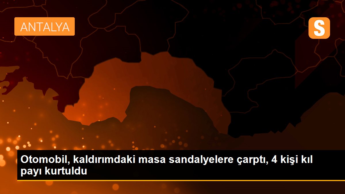 Otomobil, kaldırımdaki masa sandalyelere çarptı, 4 kişi kıl payı kurtuldu