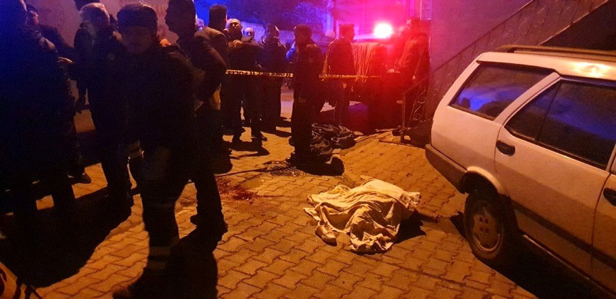 Otomobil karşı yönden gelen motosiklete çarptı... Aracın altında kalan kadın 700 metre sürüklendi