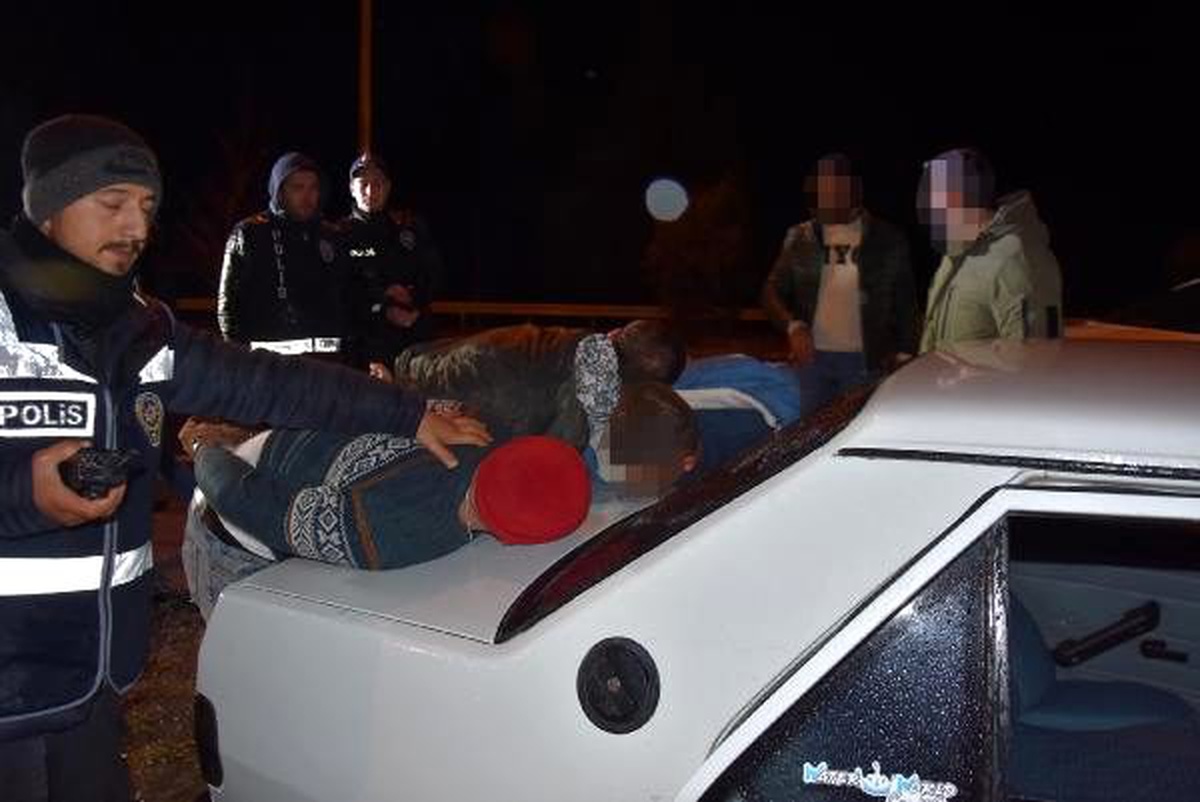 Otomobilinde silah ve esrar bulunan sürücü tutuklandı