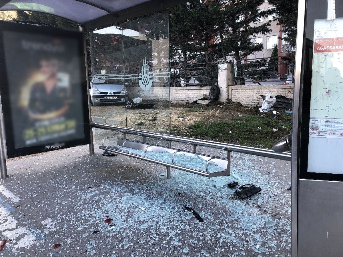 (Özel) Direksiyon hakimiyetini kaybeden üniversite öğrencisi otobüs durağına daldı