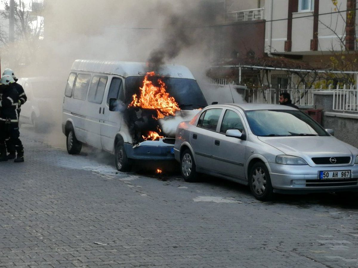 Park halindeki minibüs alev aldı