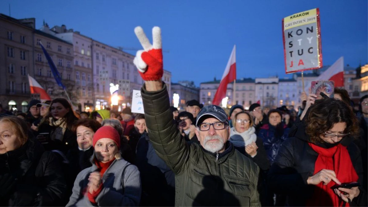 Polonya\'da binlerce kişi yargıçlarla dayanışma için yürüdü