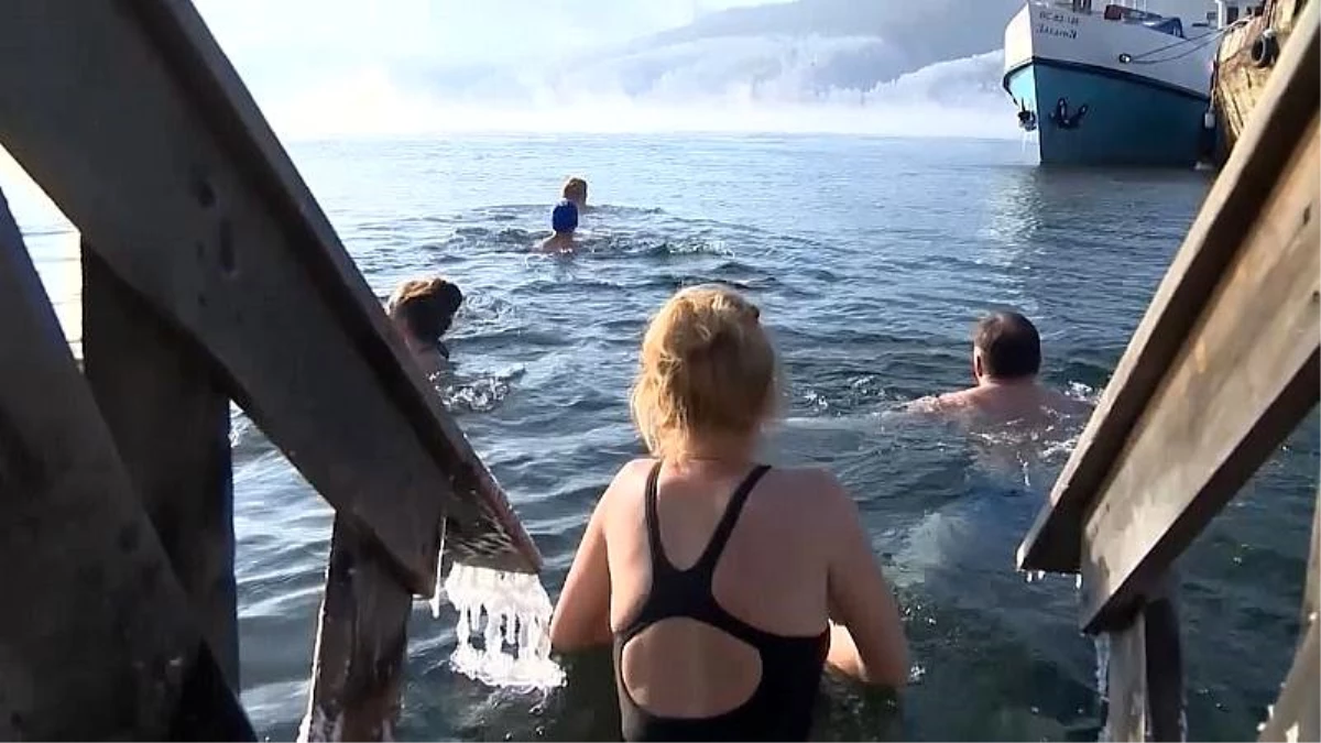Rus \'kış yüzücüleri\' eksi 4 derecede Baykal Gölü\'nde kulaç attı