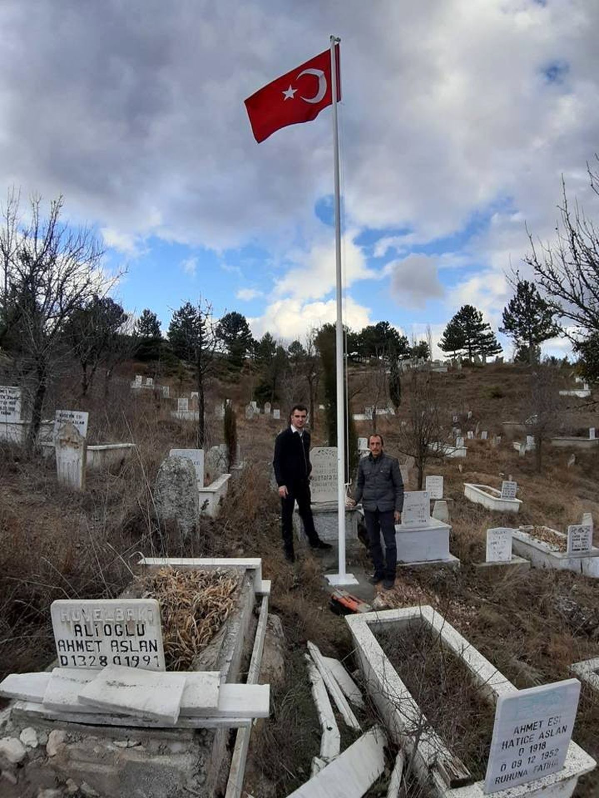 Şehit mezarına Türk bayrağı diktiler