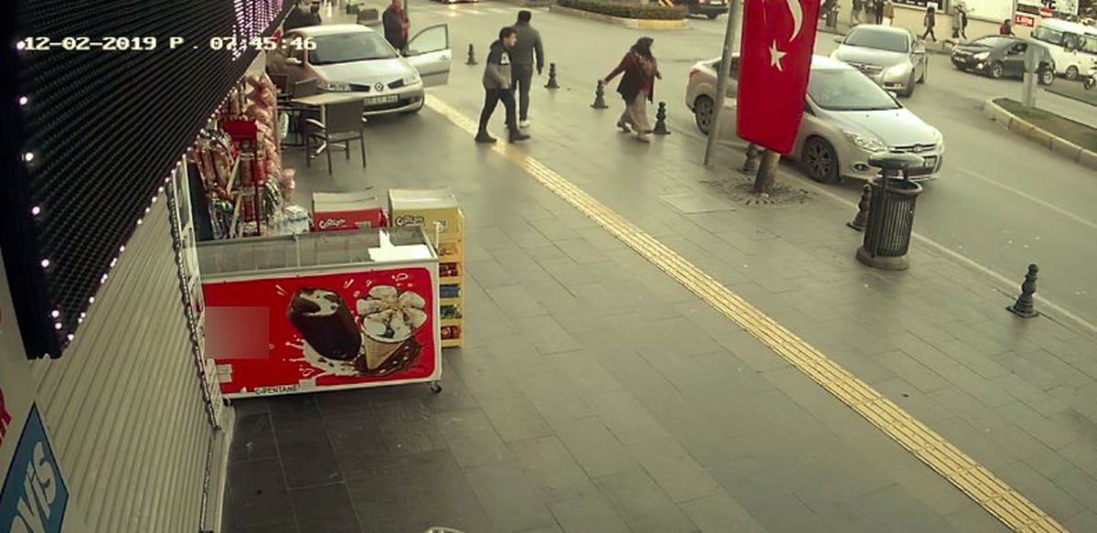 Simitçi dükkanına dalan otomobilden dakikalarla kurtuldular