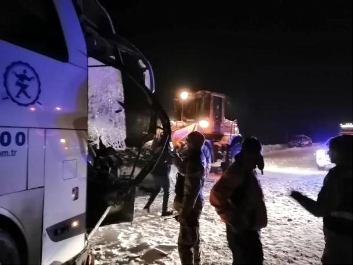 Sivas\'ta yolcu otobüsü, kar küremesi yapan iş makinesiyle çarpıştı: 1 ölü