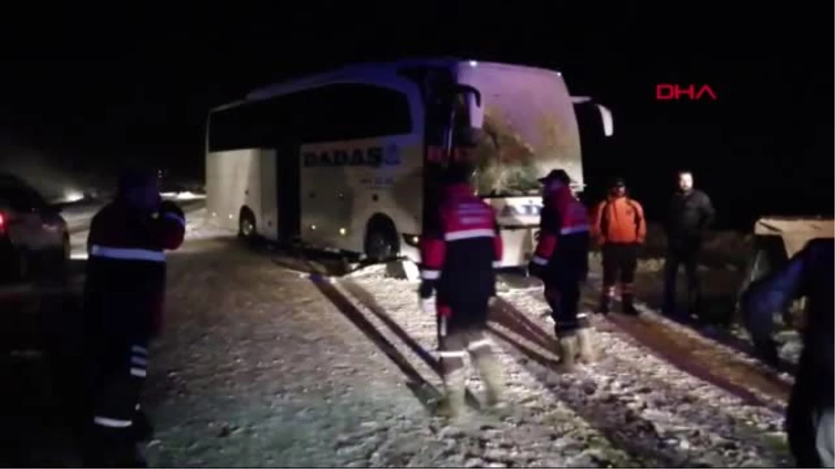 Sivas\'ta yolcu otobüsü, kar küremesi yapan iş makinesiyle çarpıştı: 1 ölü