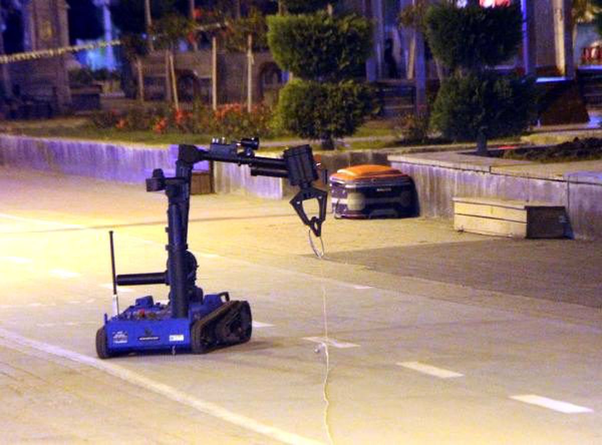 Şüpheli valiz, bomba imha robotu ile patlatıldı