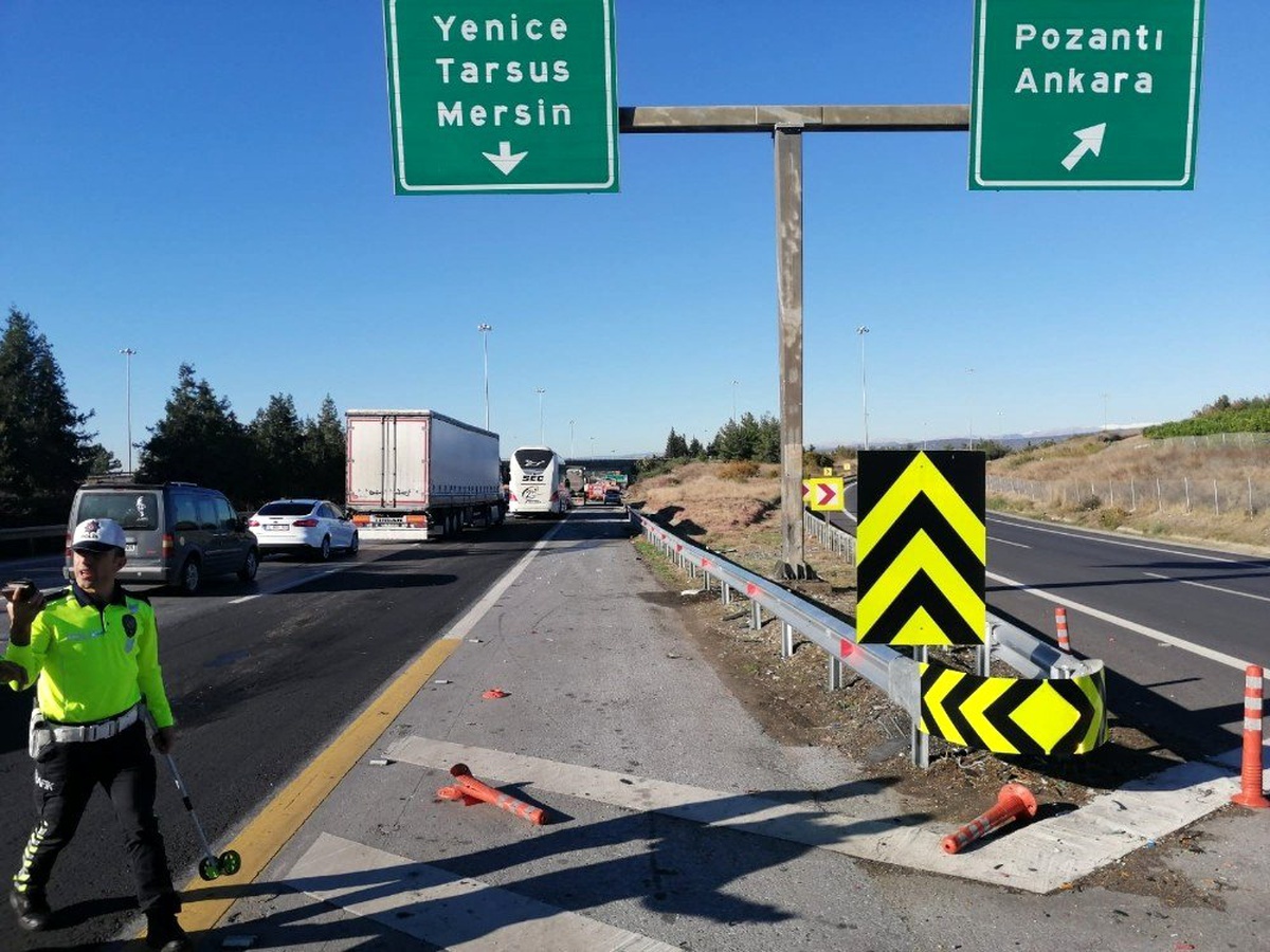 Tarsus\'ta trafik kazası: 1 ölü, 2 yaralı