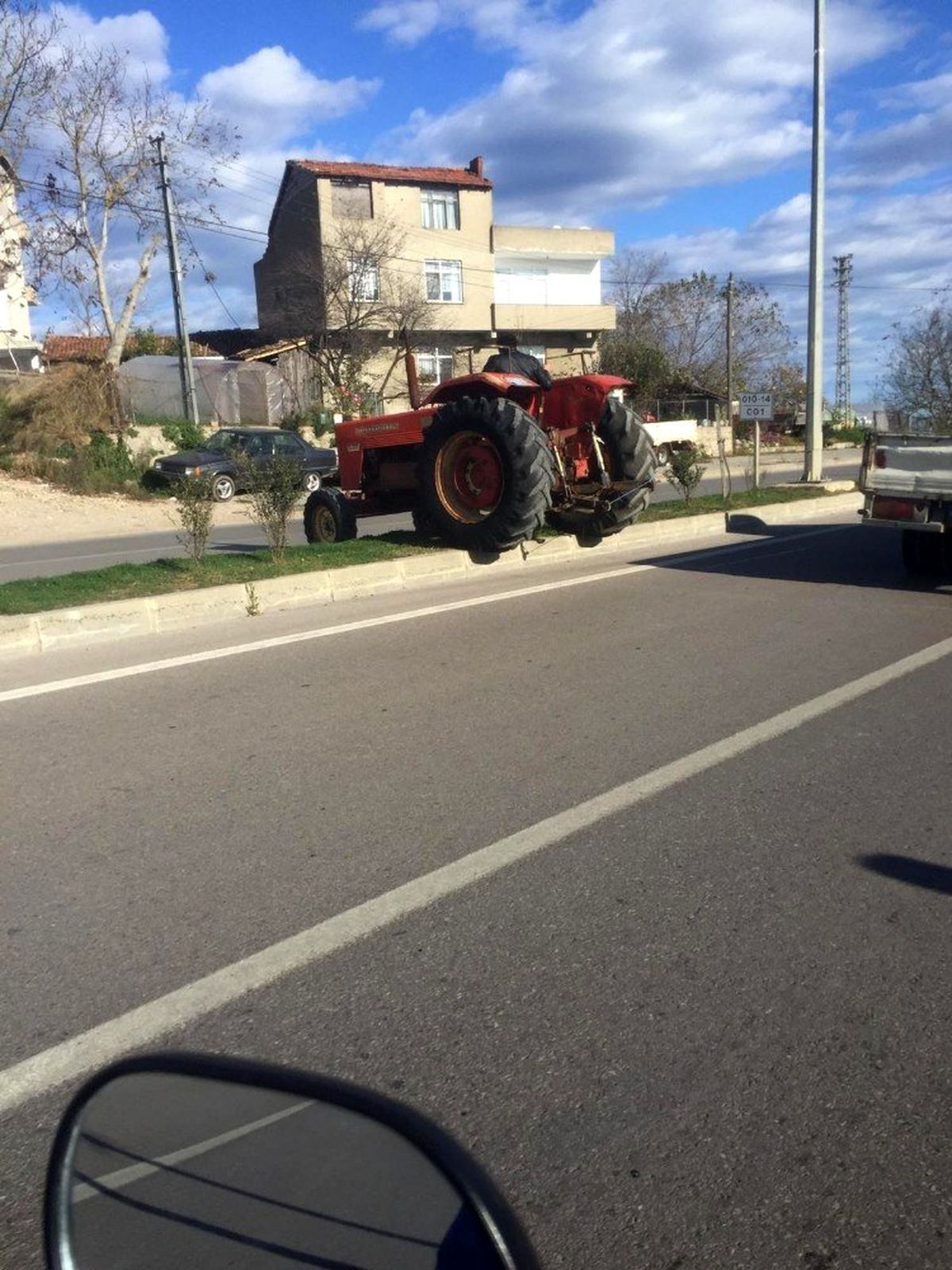 Traktör sürücüsünden tehlikeli dönüş