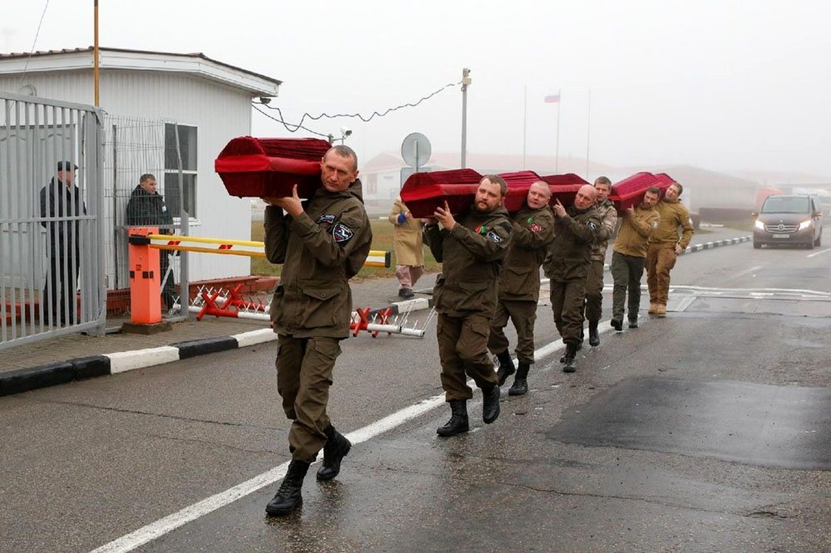 Ukrayna, 7 Kızıl Ordu askerinin naaşını Rusya\'ya teslim etti