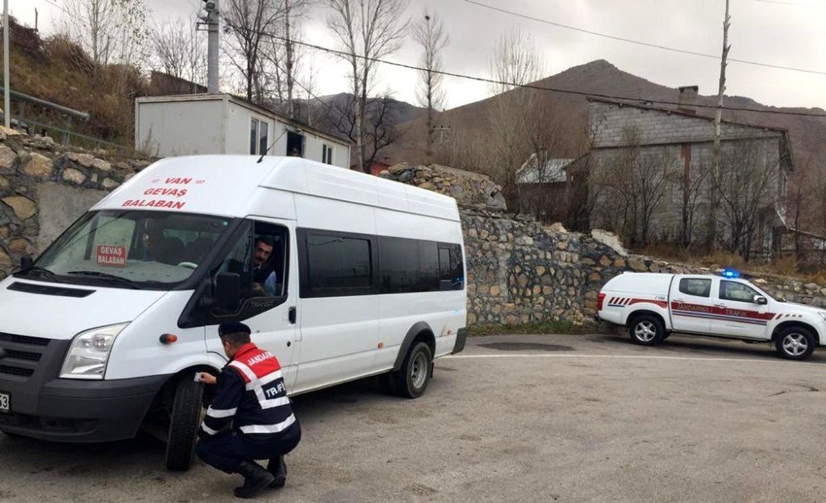 Van\'da jandarmadan kış lastiği denetimi