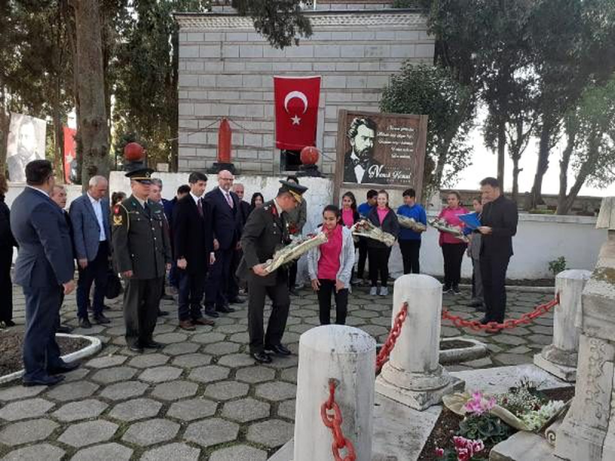 \'Vatan Şairi\' Namık Kemal mezarı başında anıldı