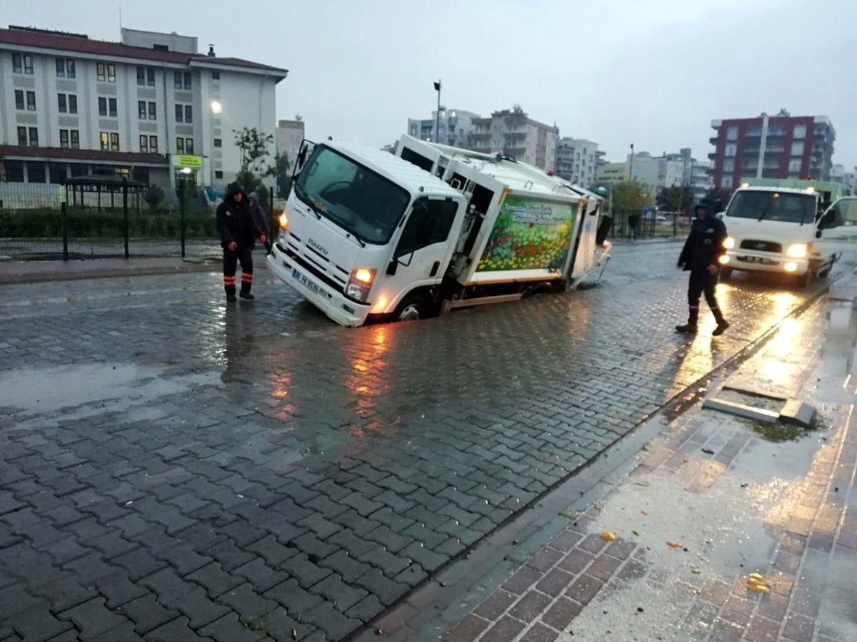 Viranşehir\'de sağanak yağmurdan yol çöktü