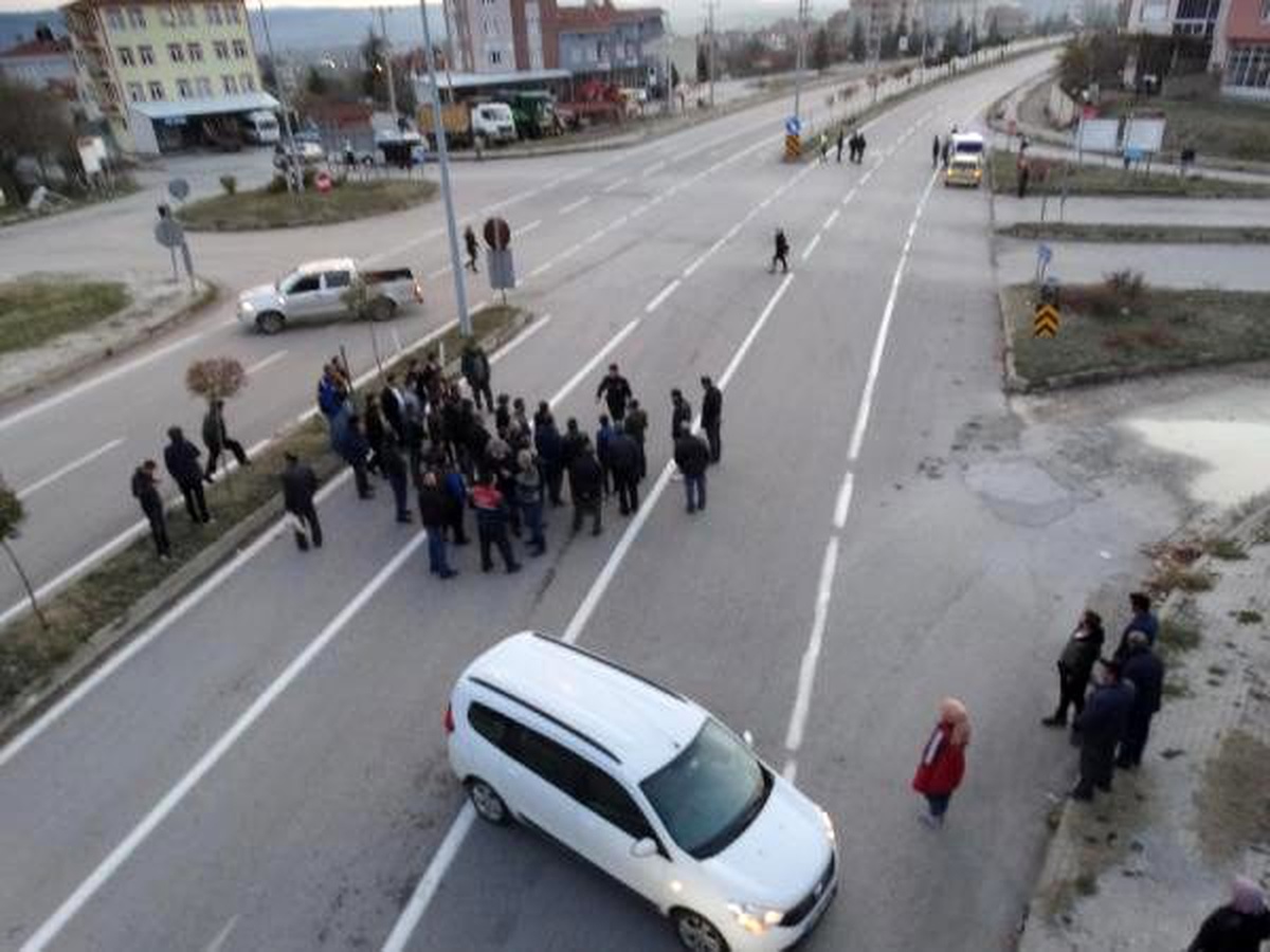 Yaralanmalı kazanın ardından mahalleli yolu trafiğe kapattı