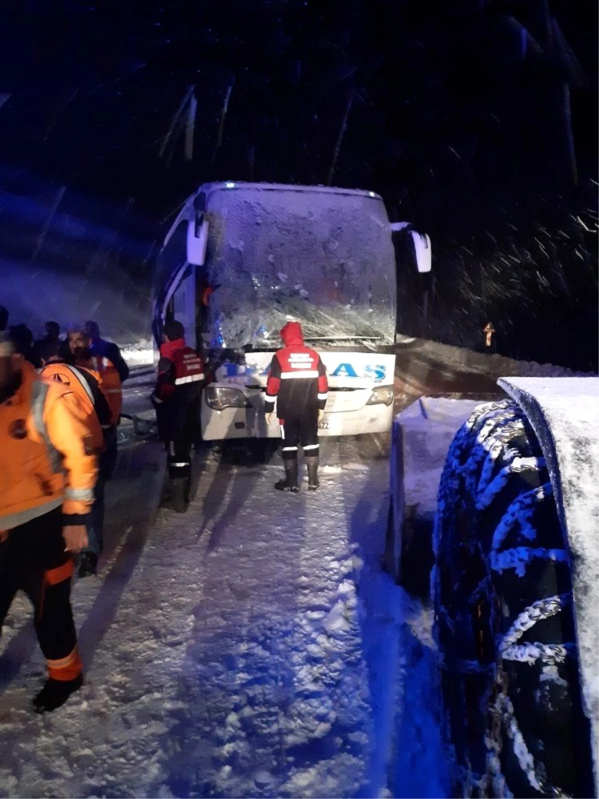 Yolcu otobüsü kar küreme aracıyla çarpıştı: 1 ölü